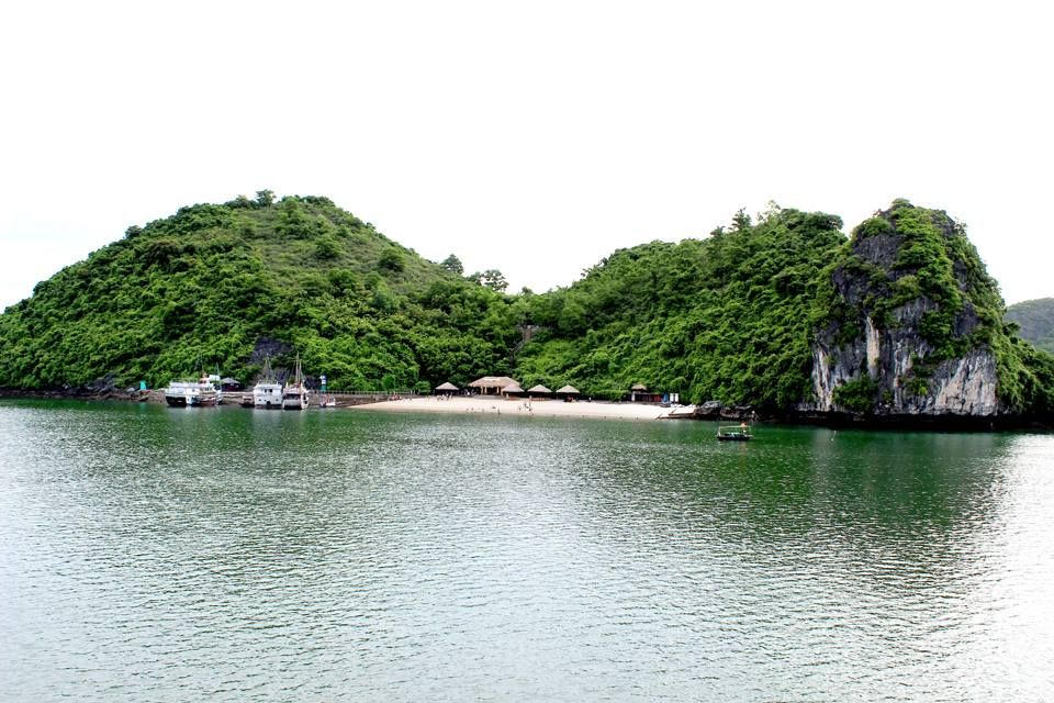 Du lịch Hạ Long - Khám phá vẻ đẹp hoang sơ của đảo Soi Sim