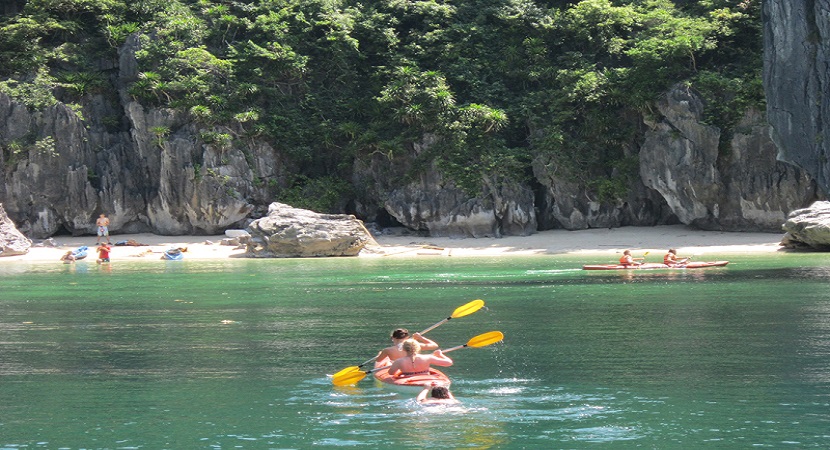 Du lịch Hạ Long - Tham quan, tắm biển tại khu vực đảo Ba Trái Đào