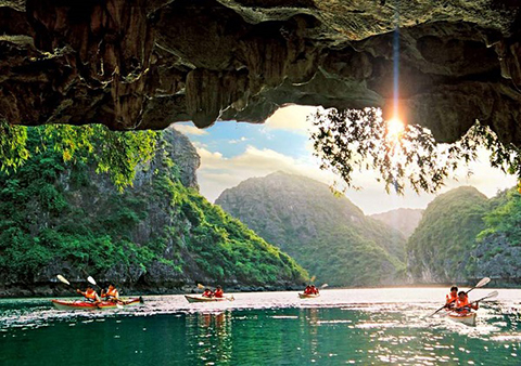 Chèo thuyền kayak - len lỏi tìm kiếm một vẻ đẹp thật khác của Vịnh Hạ Long.