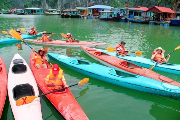 Trải nghiệm chèo thuyền kayak trên vịnh Hạ Long